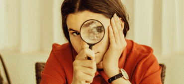 Vrouw met vergrootglas